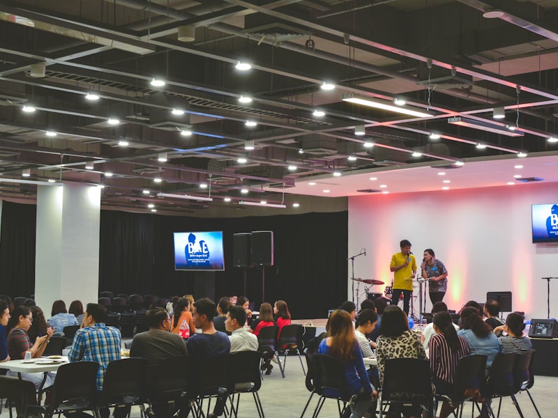 老友会国际全球网络地图展示 - 世界地图上标注各区域枢纽城市与连接线